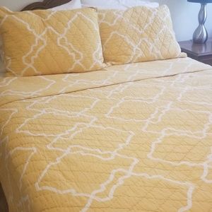 Pottery Barn Queen Quilt & Shams